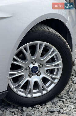Хэтчбек Ford Focus 2011 в 