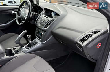 Хэтчбек Ford Focus 2011 в 