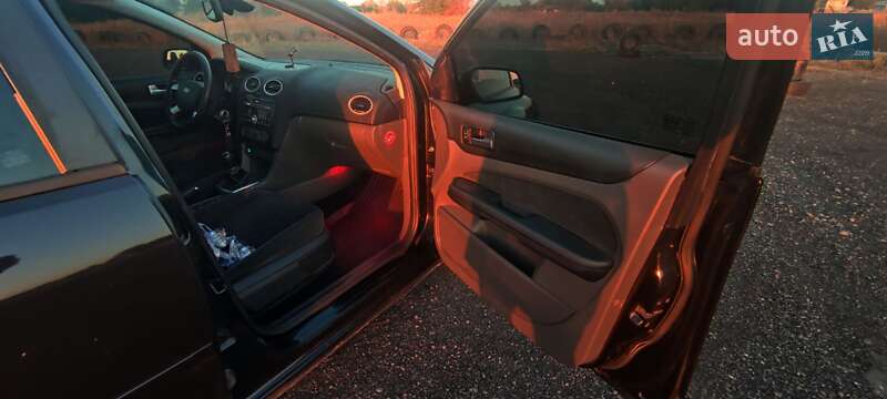 Седан Ford Focus 2006 в Краснограде