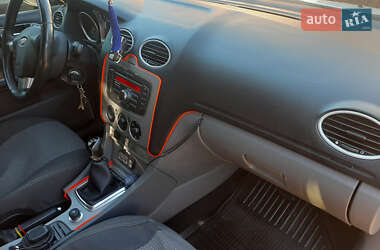 Хэтчбек Ford Focus 2011 в 