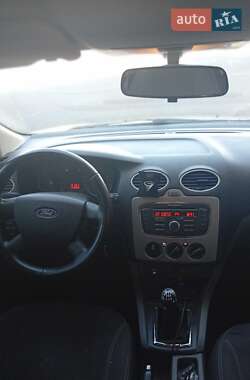 Хэтчбек Ford Focus 2011 в 