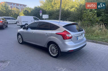 Хэтчбек Ford Focus 2011 в 