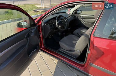 Хэтчбек Ford Focus 2000 в 