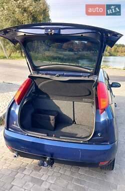 Хэтчбек Ford Focus 2000 в 