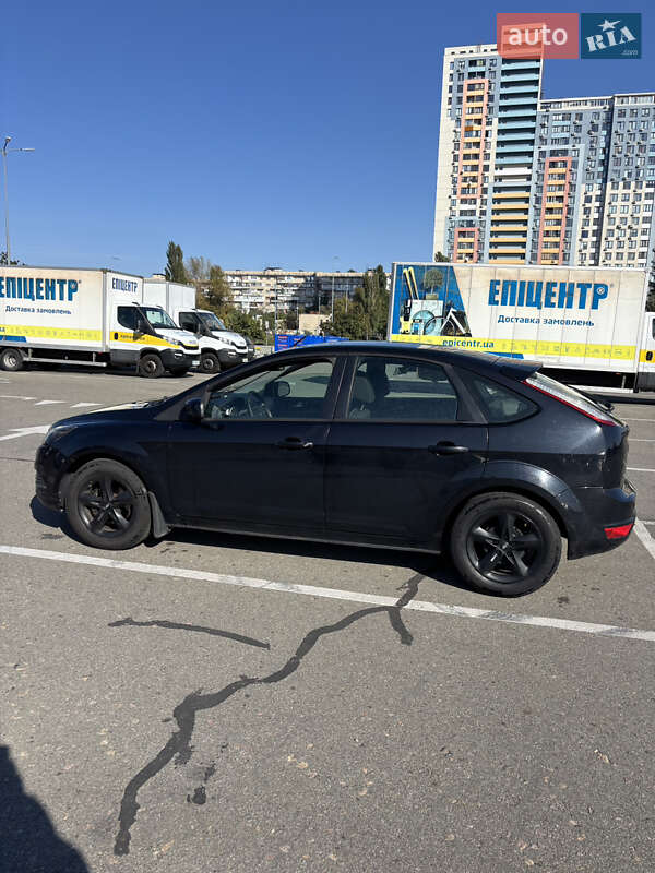 Хэтчбек Ford Focus 2010 в Рокитном