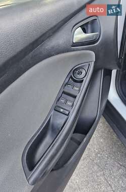 Хэтчбек Ford Focus 2012 в 
