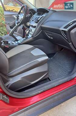 Хэтчбек Ford Focus 2012 в 
