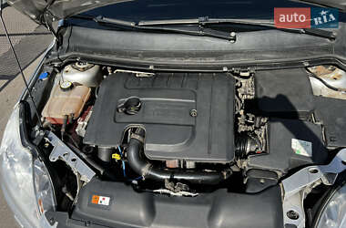 Хэтчбек Ford Focus 2011 в 