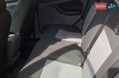 Хэтчбек Ford Focus 2011 в 