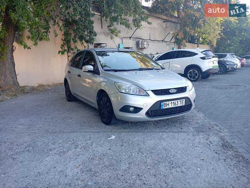 Хэтчбек Ford Focus 2011 в 