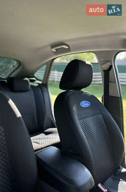 Хэтчбек Ford Focus 2010 в 