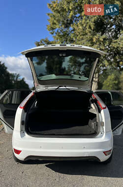 Хэтчбек Ford Focus 2010 в 