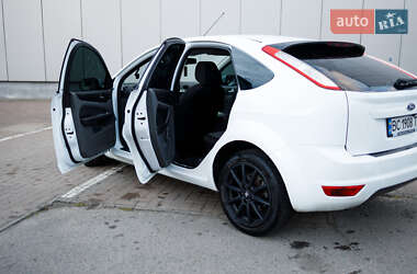 Хэтчбек Ford Focus 2011 в 