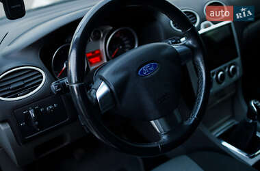 Хэтчбек Ford Focus 2011 в 