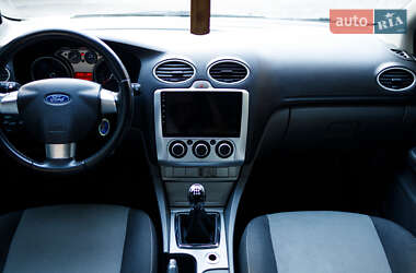 Хэтчбек Ford Focus 2011 в 