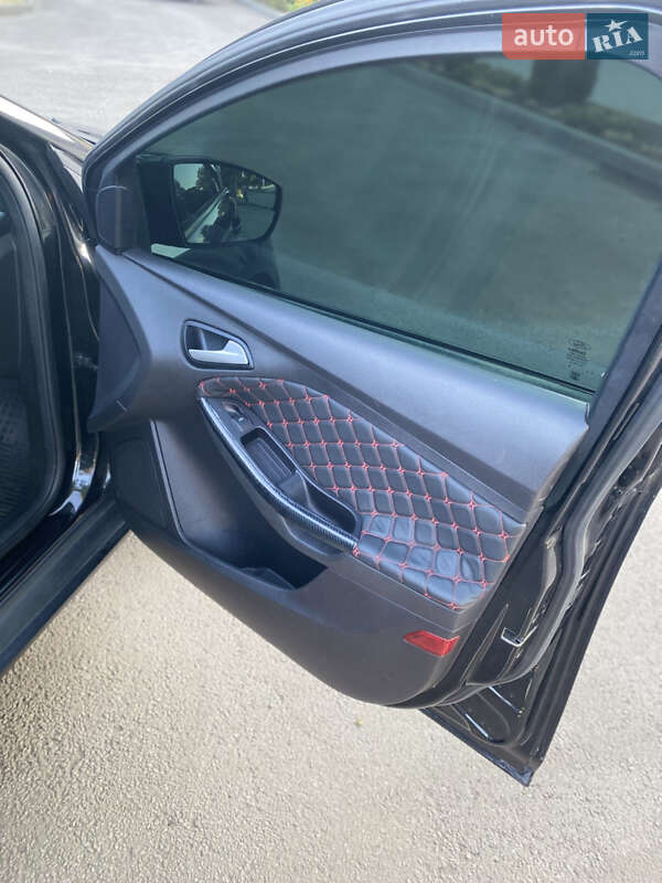 Хэтчбек Ford Focus 2012 в Синельниково