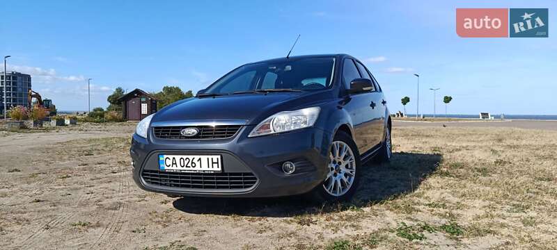 Хэтчбек Ford Focus 2011 в 