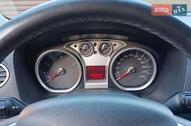 Хэтчбек Ford Focus 2011 в 