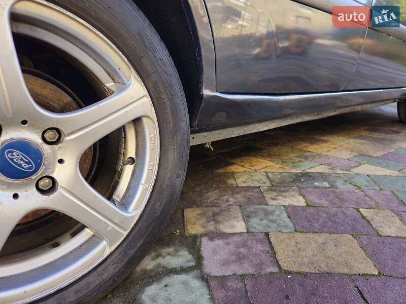 Хэтчбек Ford Focus 2003 в Львове