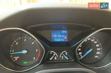 Хэтчбек Ford Focus 2011 в 