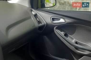 Хэтчбек Ford Focus 2011 в 