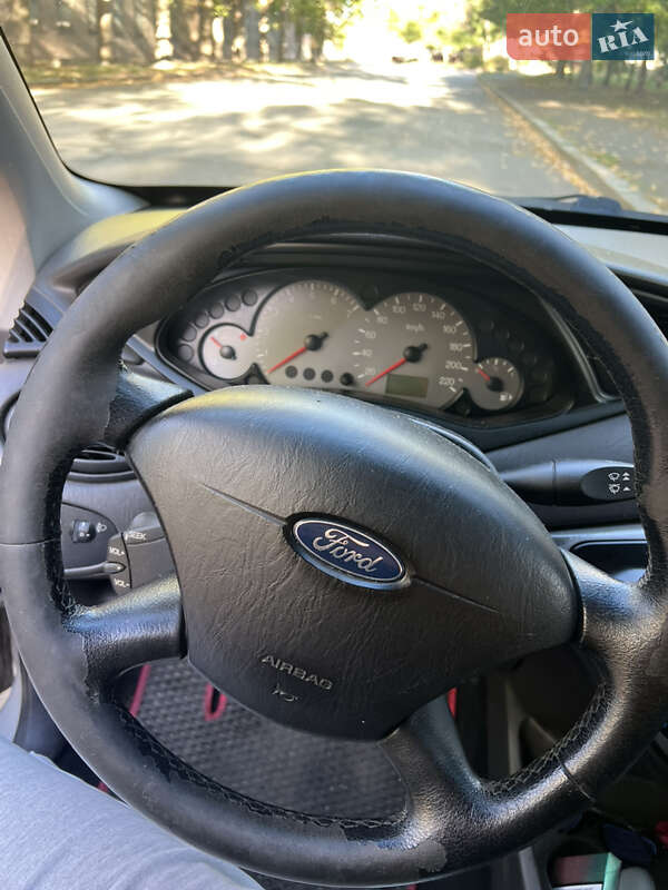 Хэтчбек Ford Focus 2004 в Николаеве