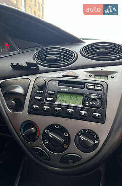 Хэтчбек Ford Focus 2004 в 