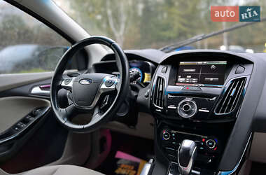 Хэтчбек Ford Focus 2012 в 
