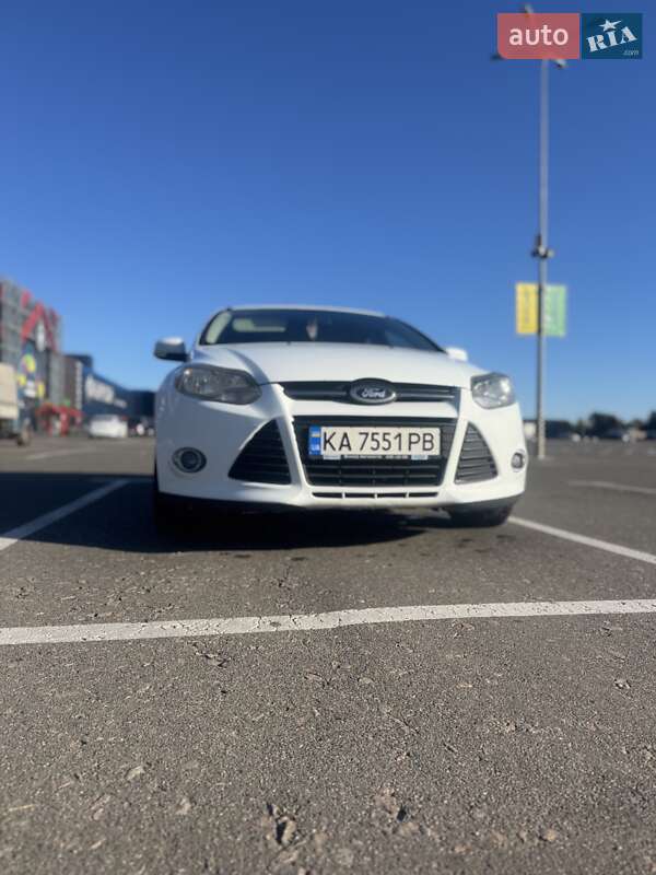 Хэтчбек Ford Focus 2012 в 
