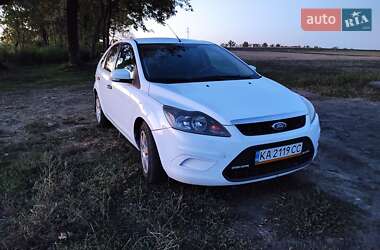 Хэтчбек Ford Focus 2011 в 