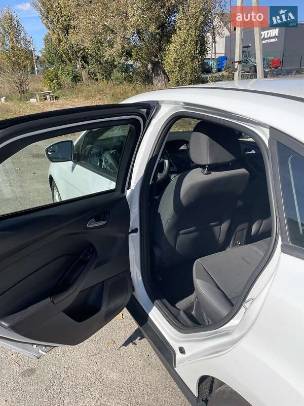 Седан Ford Focus 2014 в Киеве фото 9 Седан Ford Focus 2014 в Киеве