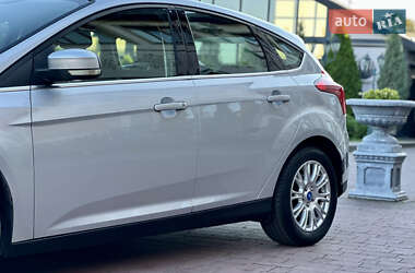 Хэтчбек Ford Focus 2011 в 