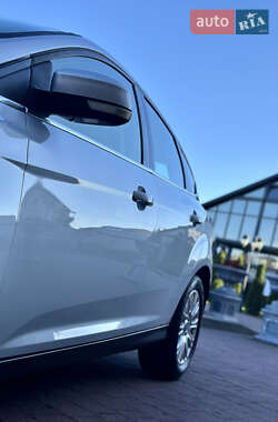 Хэтчбек Ford Focus 2011 в 