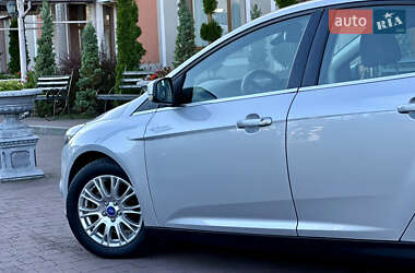 Хэтчбек Ford Focus 2011 в 