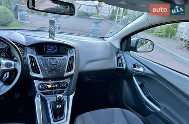 Хэтчбек Ford Focus 2011 в 