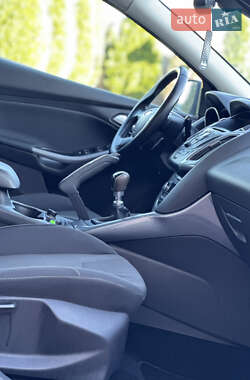 Хэтчбек Ford Focus 2011 в 