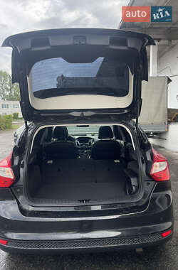 Хэтчбек Ford Focus 2012 в 