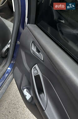 Хэтчбек Ford Focus 2011 в 