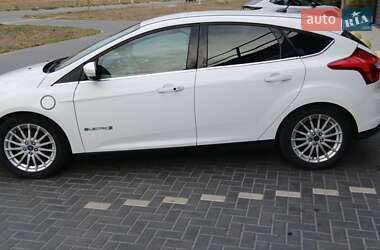 Хэтчбек Ford Focus 2013 в 
