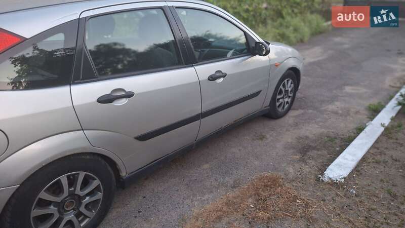 Хэтчбек Ford Focus 2000 в 