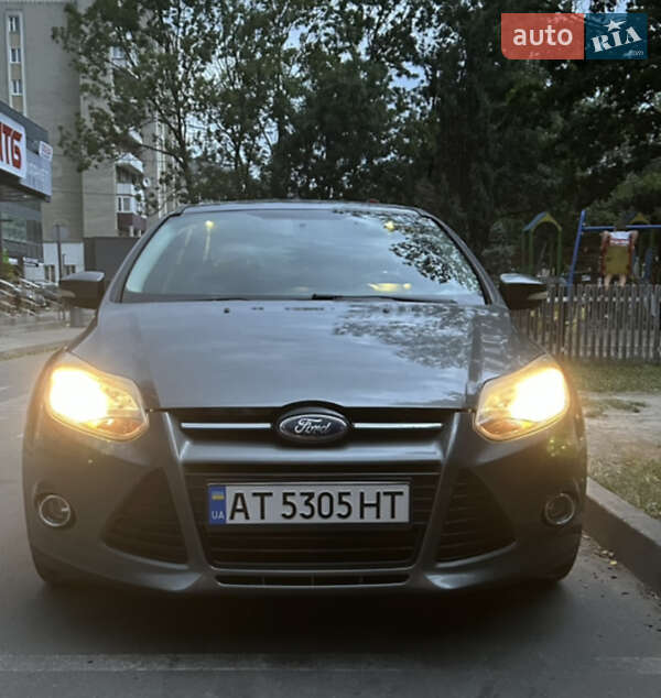 Хэтчбек Ford Focus 2012 в 