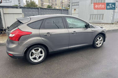 Хэтчбек Ford Focus 2011 в 