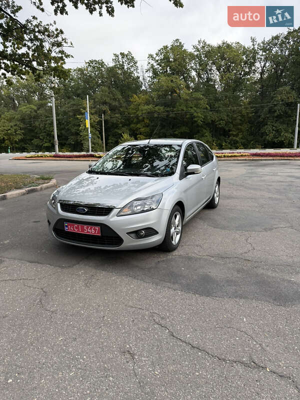 Хэтчбек Ford Focus 2010 в 