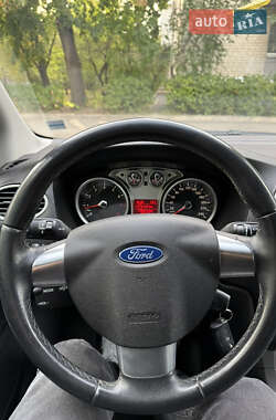 Хэтчбек Ford Focus 2010 в 