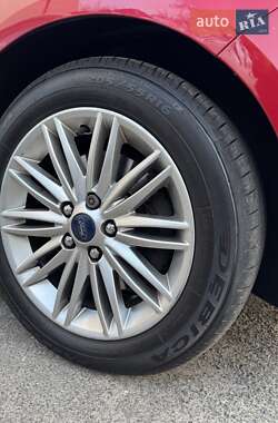 Хэтчбек Ford Focus 2011 в 