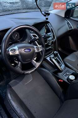 Хэтчбек Ford Focus 2011 в 