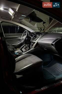 Хэтчбек Ford Focus 2011 в 