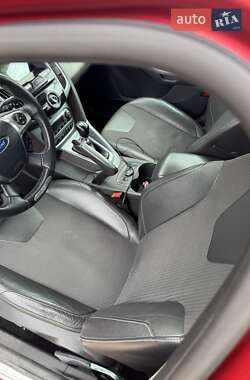 Хэтчбек Ford Focus 2011 в 