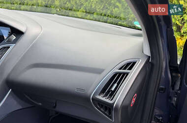 Хэтчбек Ford Focus 2012 в 