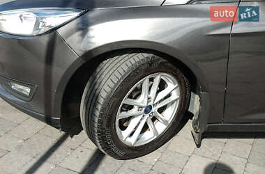 Хэтчбек Ford Focus 2015 в 